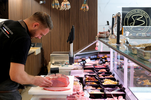 Boucherie Maison Bouron Lattes • Charcuterie, traiteur, épicerie fine • Ici le boucher Mickaël Bouron à la découpe de viande( ® SAAM- fabrice CHORT)