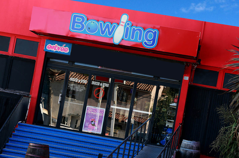 Bowling de Montpellier vous accueille dans un lieu insolite et convivial avec divers jeux comme le bowling, le billard et une salle de jeux sur l'avenue de la Pompignane.(® SAAM-Fabrice Chort)