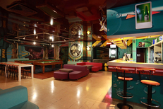Bowling Montpellier propose des pistes de bowling, des billards,une salle de Jeux et un espace convivial autour du bar. (® SAAM-fabrice Chort)