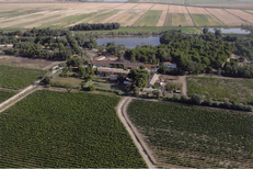 Domaine du Petit Chaumont Aigues Mortes en vue aérienne qui produit des Vins de Sable Bio (® Domaine du Petit Chaumont)