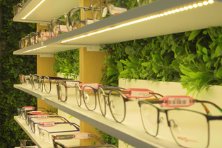 Eyes Optic Castelnau le Lez • opticien castelnau • montures, solaires, lentilles et des verres à prix réduits à l'Aube Rouge près de Montpellier. (® SAAM-Fabrice Chort)