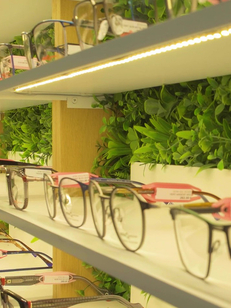 Eyes Optic Castelnau le Lez • opticien castelnau • montures, solaires, lentilles et des verres à prix réduits à l'Aube Rouge près de Montpellier. (® SAAM-Fabrice Chort)