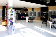Ynoa Optic Narbonne vend des lunettes à prix réduits ici des solaires de marque (® SAAM fabrice Chort)