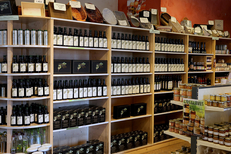 Huilerie Clermont l'Hérault • Produits régionaux en boutique (® networld - fabrice Chort)