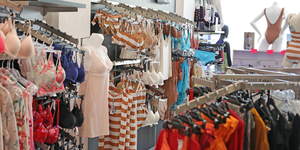 Papillon Lingerie Gignac annonce des soldes dans sa boutique de lingerie et maillots de bains. Papillon Lingerie Gignac annonce des soldes dans sa boutique de lingerie et maillots de bains.
