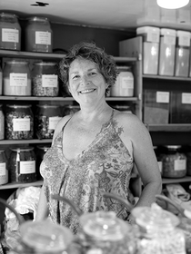 Agnès Lacroix a créé O Ptit Stock, une épicerie itinérante de produits en vrac, bio et en circuits courts sur les marchés du coeur d'hérault.(® SAAM fabrice CHORT)