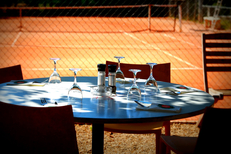 La Jalade Montpellier Tennis et son restaurant traditionnel avec des tables en terrasse dans le quartier Hopitaux-Facultes (®networld-Fabrice Chort)