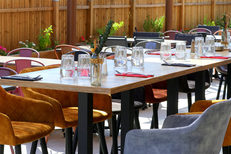 Le restaurant Trèfle Rouge à Lattes et ses tables en terrasse près de Montpellier (®SAAM-fabrice CHORT)