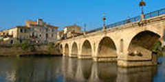 Pont romain de Sommières issue du site fotosearch.