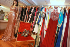 Au Dressing du Puits Montpellier vend des vêtements comme des robes de soirée ou de cocktails en centre-ville  (® SAAM-fabrice Chort)