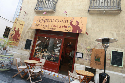 Devanture et terrasse de la cave a vins et bar a cafe Au Petit Grain de la rue de la Carbonnerie au centre-ville de Montpellier ( credits photos : EDV-Fabrice Chort)