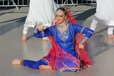 Danse avec tenue bleue par le centre de Danse Nataraj Bollywood à Montpellier