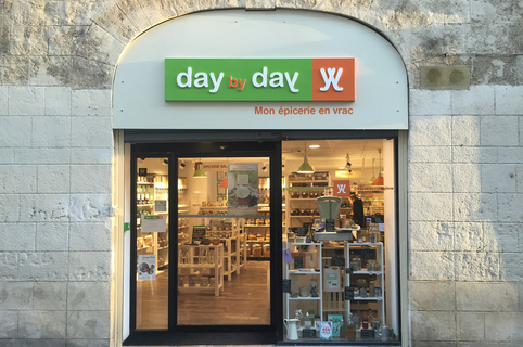 Day by Day Montpellier est une épicerie en vrac en centre-ville qui propose les produits de tous les jours en vrac, sans emballage superflu, à la pièce ou au poids dans la rue Saint Guilhem.(® day by day)