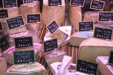 Grand choix de fromages de lait de vache dans la boutique L’Art du Fromage dans le quartier des Beaux Arts au centre-ville de Montpellier