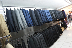Le 18 Montpellier vend un choix de costume pas cher dans le magasin de déstockage de vêtements (® SAAM-fabrice Chort)