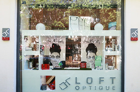 Vitrine de l’opticien Loft Optique sur la place des Beaux Arts au centre-ville de Montpellier (credits photos : EDV-Fabrice Chort)