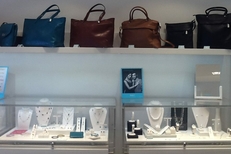 Bijoux et sacs dans la boutique Murat Paris, Rue de la Loge au centre-ville de Montpellier