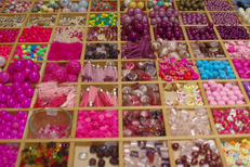 Un grand choix de perles dans la boutique de perles Perlolita, quartier Ancien Courrier à Montpellier