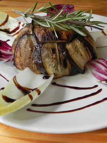 La Jalade Montpellier présente une recette gourmande de Charlotte de canard à découvrir en restaurant dans la rue de la Jalade (® la jalade)