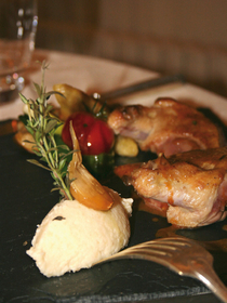 Pigeon en supremes rotis, ses cuisses confites en samossa du restaurant Castel Ronceray