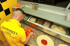 Avanti Pizza Lattes en pleine préparation de pizza avec des produits frais au centre commercial d’Aragon(® networld-Fabrice Chort)