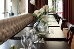 Mise de table du restaurant-brasserie La Suite dans le quartier Antigone dans la ville de Montpellier