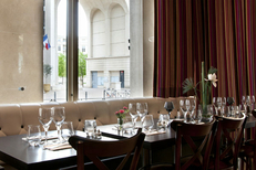 Salle et tables du restaurant La Suite Brasserie-Grill-Cafe au coeur d'Antigone dans la ville de Montpellier (crédits photos: networld S.Boirel)