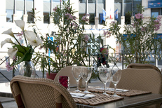 Table en terrasse au restaurant La Suite Brasserie-Grill-Cafe dans le quartier Antigone de Montpellier (crédits photos: networld S.Boirel)