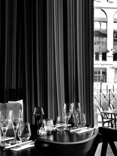 Ambiance et mise de table du restaurant-brasserie La Suite au coeur d'Antigone dans la ville de Montpellier (crédits photos: networld-S.Boirel)