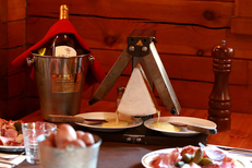 Restaurant raclette Montpellier au Chalet Chamoniard Lattes qui propose des raclettes, fondues et autres plats traditionnels.(® SAAM-fabrice Chort)