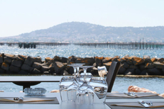 Le restaurant de poissons La Côte Bleue Bouzigues propose une terrasse sur l'Etang de Thau (® networld-Fabrice Chort)