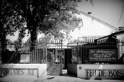 Devanture et terrasse du restaurant La Diligence sur l’avenue de Lodève de Saint André de Sangonis (credits photos :EDV-Fabrice Chort)