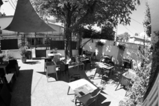 Tables en terrasse du restaurant La Diligence sur l’avenue de Lodève de Saint André de Sangonis (credits photos :EDV-Fabrice Chort)