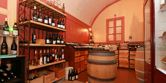 Déguster des vins dans la cave à vins  Au Petit Grain de la rue de la Carbonnerie au centre-ville de Montpellier ( credits photos : NetWorld-Fabrice Chort)